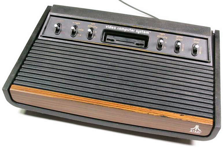 Atari 2600 (1977-1991), hier die sog. "Heavy-Sixer"-Variante von 1977